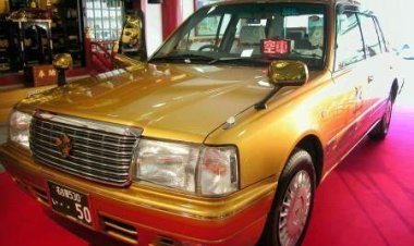 Golden Taxi: सोने से बनी इस लग्जरी टैक्सी की कीमत होगी 'रॉयल ​​ट्रैवल' जितनी