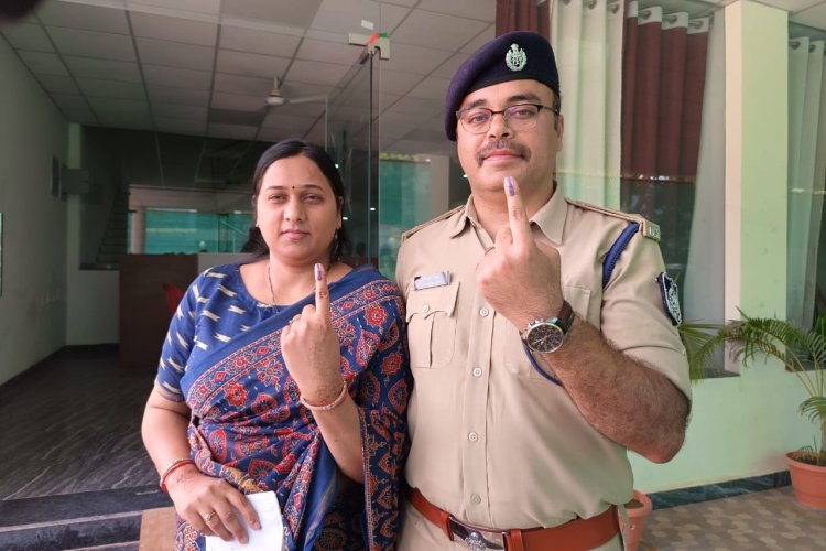 पुलिस अधीक्षक विवेक सिंह ने सपत्नीक किया मतदान
