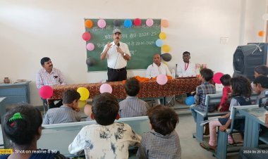 नव प्रवेशी छात्र-छात्राओं का मऊगंज कलेक्टर ने रोली चंदन लगाकर किया स्वागत